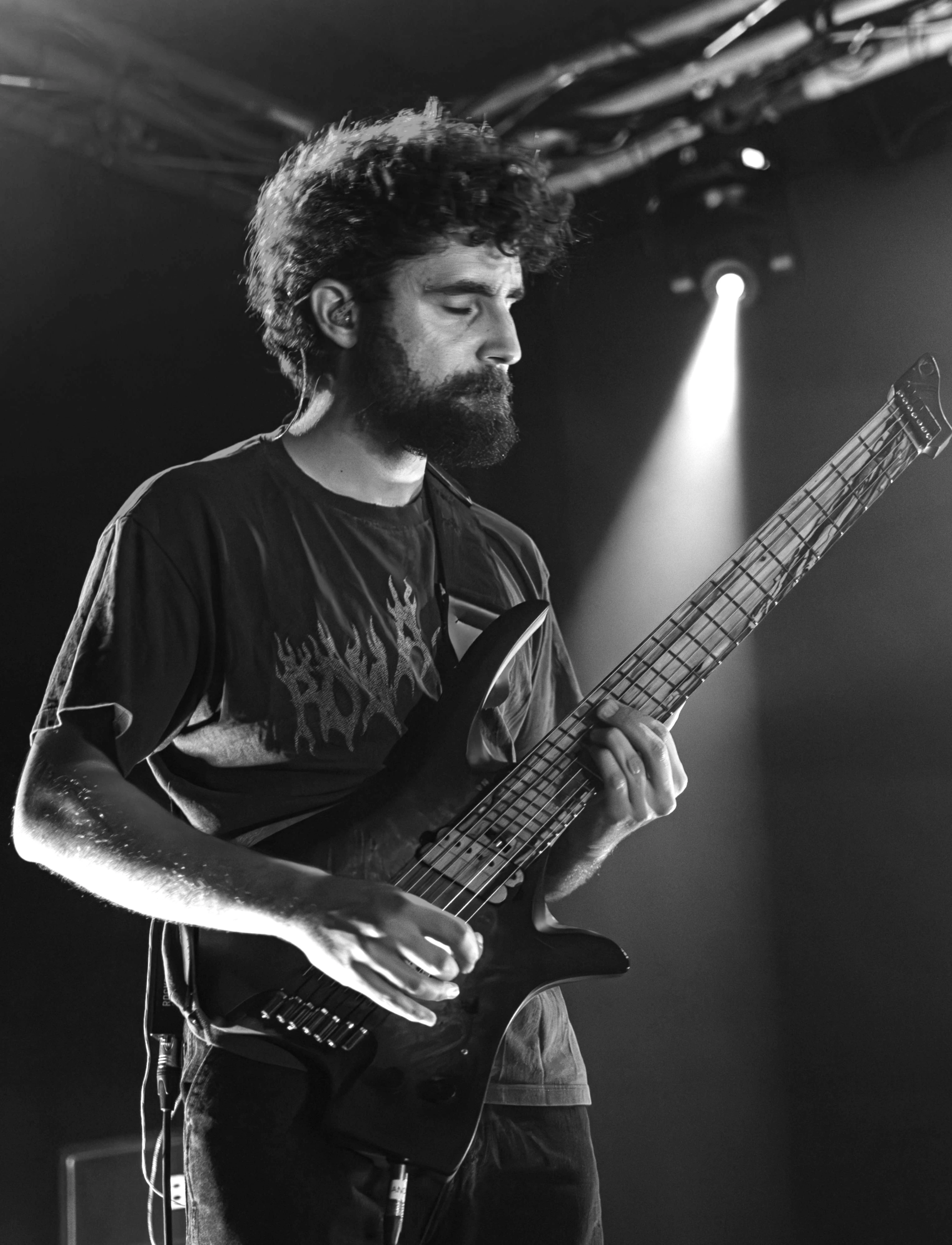Foto de Andrés Bella tocando la guitarra